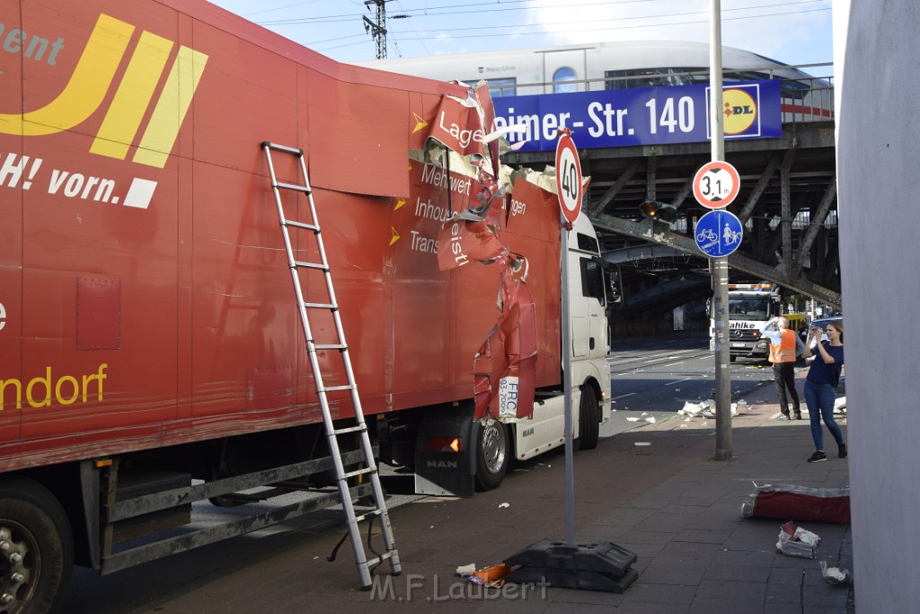 LKW blieb unter Bruecke haengen Koeln Deutz Opladenerstr Deutz Muelheimerstr P117.JPG - Miklos Laubert